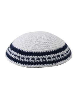 כיפה סרוגה לבנה עם בור לבן שחור וכחול... | כיפה סרוגה